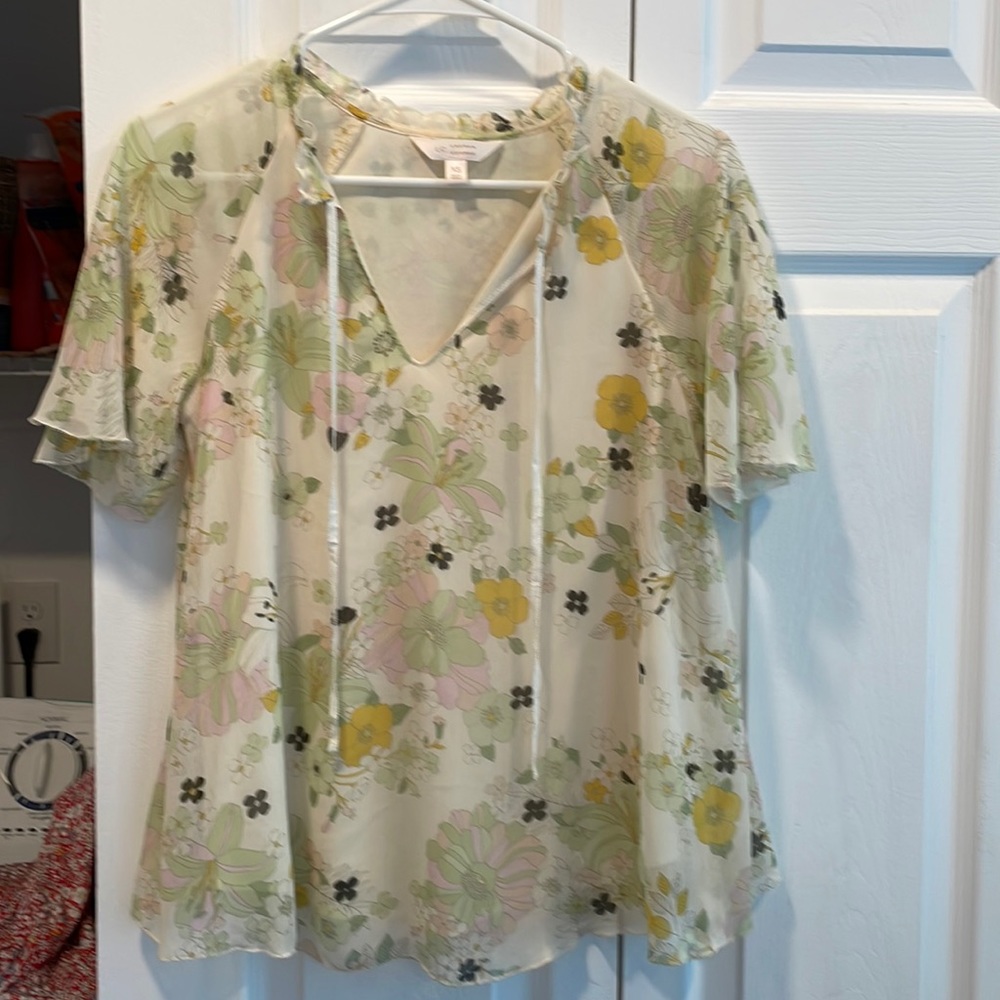 Lauren Conrad Size XS Tie front blouse cream floral